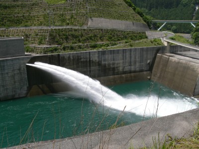 長島ダムの放水