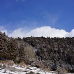 雪の中で青空垣間見え