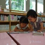 子どもたちを連れて図書館へ