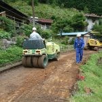 道路を横断するヒューム管を掘る掘る