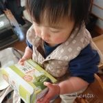 青汁をズズッと楽しむ１歳児